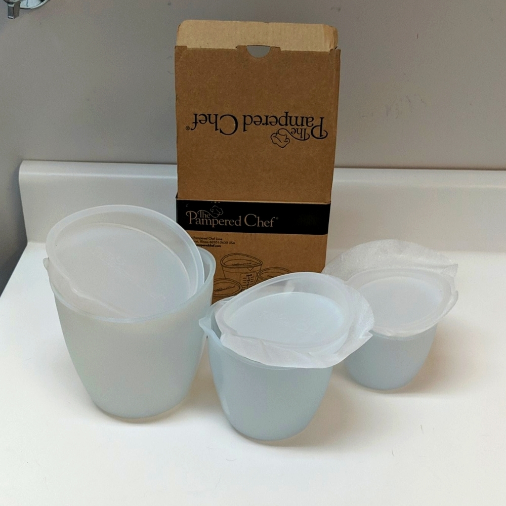 Pampered Chef SET OF TWO Silicone prep bowls with lids